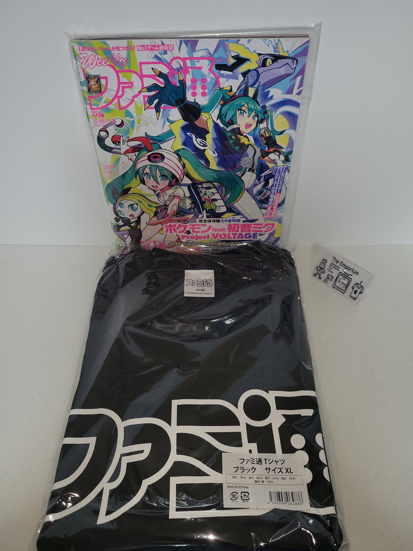 Weekly Famitsu January issue Limited edition with T-shirt -Black- clothing shirts apparel