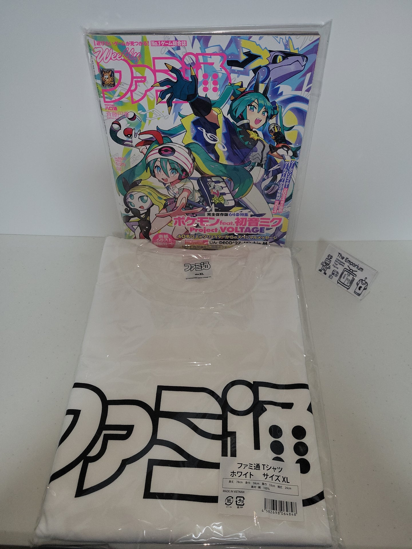 Weekly Famitsu January issue Limited edition with T-shirt -White- clothing shirts apparel