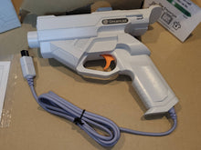Load image into Gallery viewer, Dreamcast Gun HKT-7801 - Sega dc Dreamcast
