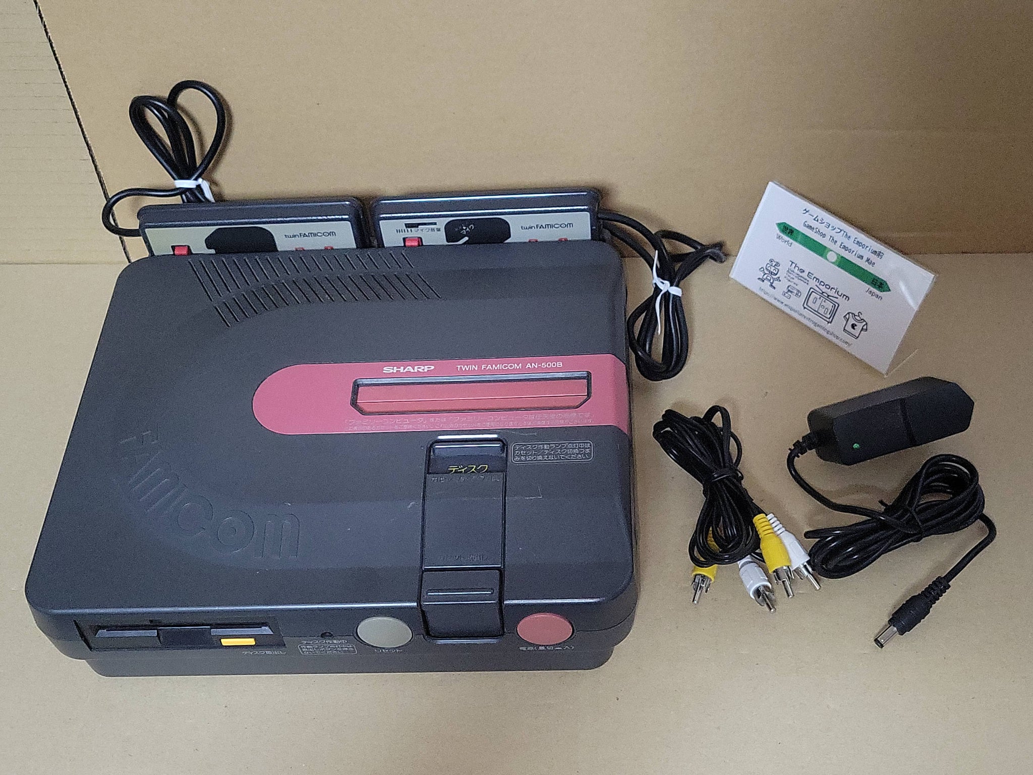 Console di gioco SHARP Twin Famicom rossa AN-500R Showa retro testata Console di gioco SHARP Twin Famicom rossa AN-500R Showa retro testata